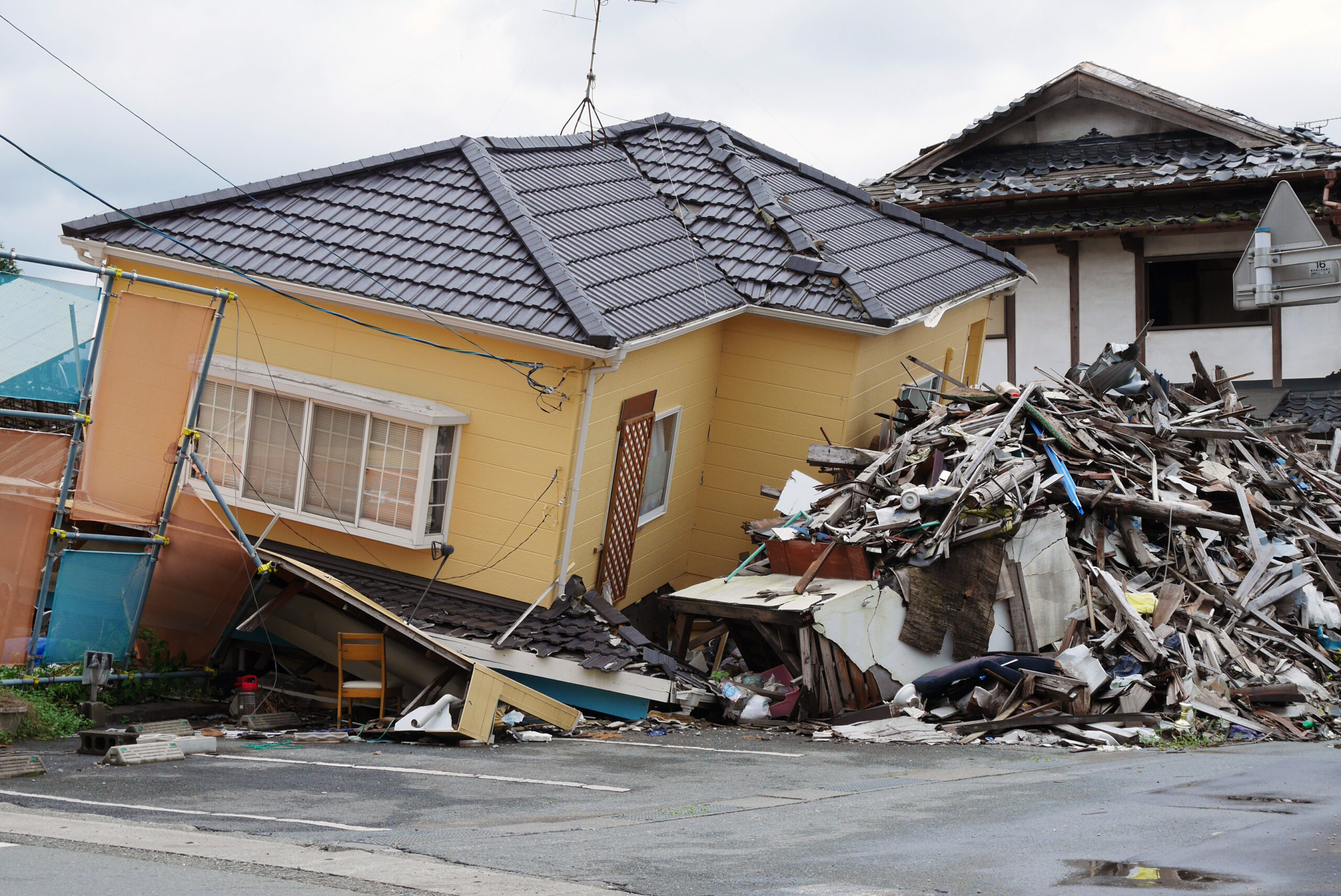 地震に被災して半壊した家屋